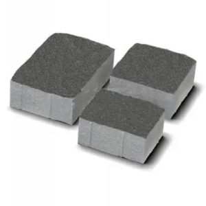 Тротуарна плитка Плац чорний колір на сірому цементі висота 4см